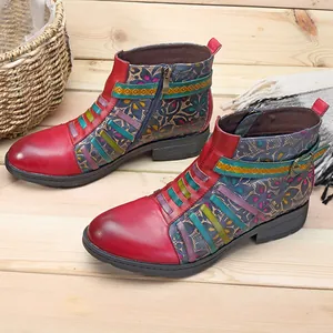 Vue de côté de bottines en cuir vintage avec patchwork et imprimés floraux colorés.