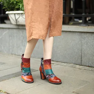 Vue détaillée de bottines à talons épais en patchwork de cuir coloré pour femmes