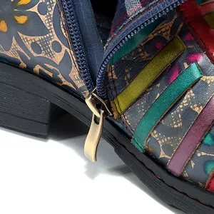 Détail en gros plan d'une botte pour femme aux motifs ethniques avec fermeture éclair