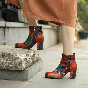 Vue détaillée de bottines en cuir patchwork coloré avec talons blocs et motifs jacquard
