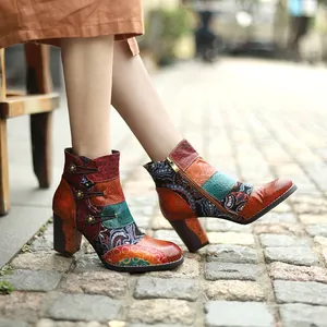 Vue détaillée des bottines bohèmes en cuir patchwork avec talons épais sur pavés
