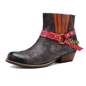 Bottines vintage en daim pour femmes avec bride rouge et chaîne dorée sur fond blanc