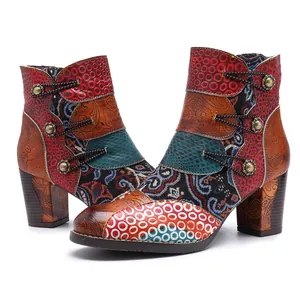 Vue détaillée de bottines en cuir patchwork avec motifs jacquard et talons épais style bohème.