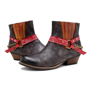 Détail de bottines de cowboy en cuir givré pour femmes avec lanières rouges décoratives