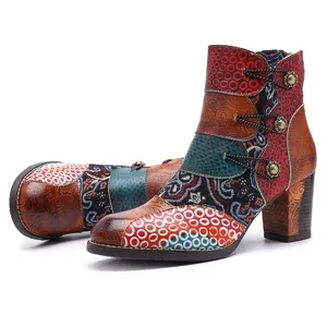 Vue détaillée de bottines bohèmes en cuir avec talon épais et des motifs jacquard colorés