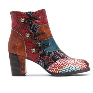 Détail de bottines en cuir patchwork bohème avec jacquard floral et talon épais