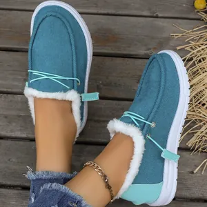 Primo piano di scarpe invernali in velluto a coste blu con calda fodera in pelliccia