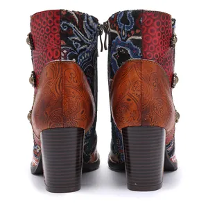 Détail de bottines vintage en cuir patchwork avec tissu jacquard et talon épais
