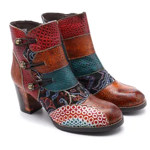 Vue détaillée de bottines en cuir de style ethnique avec des motifs jacquard et patchwork