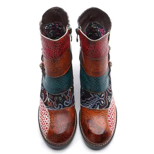 Vue de dessus de bottines en cuir patchwork coloré avec motifs jacquard et fermetures éclair.