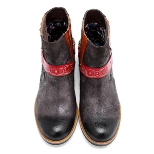 Vue de dessus de bottines vintage de style américain en cuir dépoli avec sangle rouge