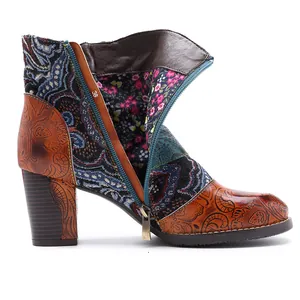 Vue détaillée de bottines en cuir à patchwork floral ethnique avec un talon épais