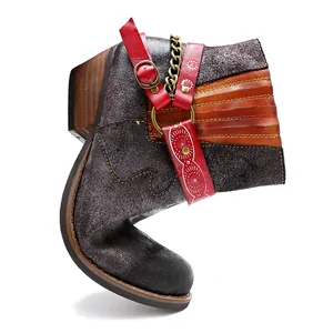 Gros plan montrant l'extrême flexibilité et la texture en daim faite main des bottines cowboy