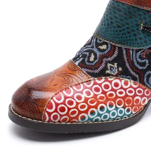 Gros plan montrant le patchwork de cuir gaufré et jacquard sur des bottines pour femmes