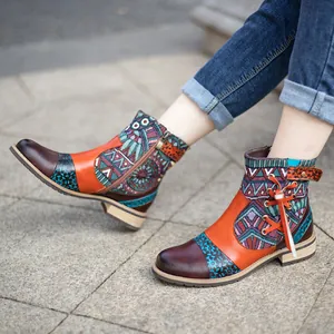 Detalle de botines para mujer de estilo vintage con coloridos patrones de patchwork jacquard