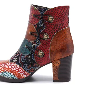 Détail de bottines en cuir véritable patchwork coloré avec boutons métalliques vintage