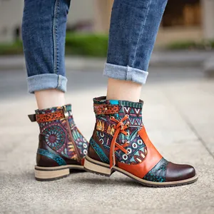 Detalle de botas bohemias de jacquard con cremallera lateral y paneles de cuero