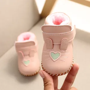Zapatos de bebé rosa para niña con forro de terciopelo cálido y diseño de conejo.