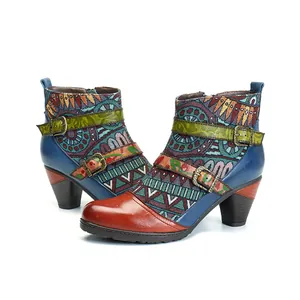 Retro-Stiefeletten im Ethno-Stil mit Stickmustern und dekorativen Schnallenriemen