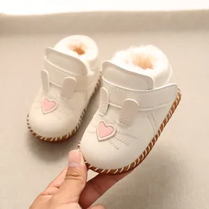 Zapatos de princesa para caminar para bebés en felpa crema con bordado de corazón