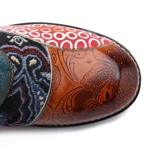 Détail macro d'une botte en cuir véritable avec tissu jacquard et motifs embossés