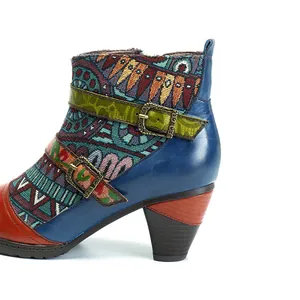 Detailansicht der ethnischen Retro-Damenstiefel mit Jacquard-Stoff und Schnallenriemen