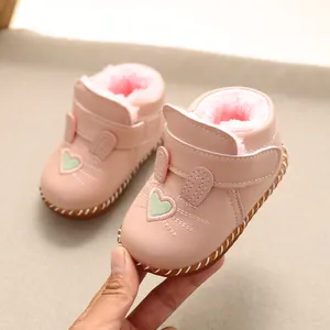 Zapatos de caminata rosa para bebé niña con forro de felpa y diseño de conejo y corazón.