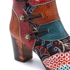 Gros plan sur les détails de patchwork en cuir coloré et jacquard de bottines à talons