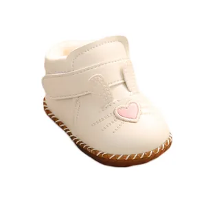 Zapatos de invierno para bebé niña en color crema con diseño de corazón y orejas de conejo