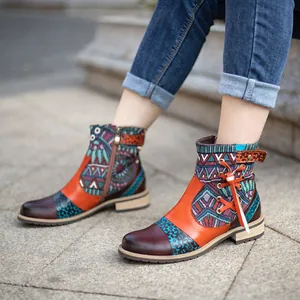 Vista detallada de los botines de jacquard vintage con coloridos motivos étnicos y cierre