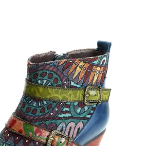 Nahaufnahme von Vintage-Boho-Stiefeletten mit aufwendiger Stickerei und Metallschnallen