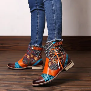 Primer plano de los patrones de jacquard y las costuras de cuero en botines retro