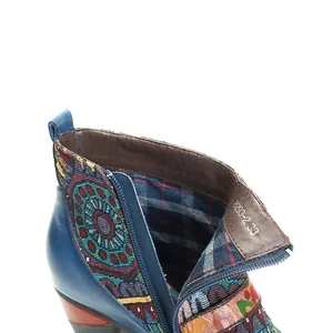 Detailansicht von Vintage-Stiefeln im Ethno-Stil mit blauem Leder und Stofffutter