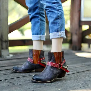 Bottines de cowboy faites à la main de style américain vintage pour femmes sur bois.