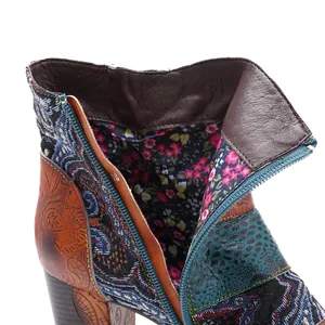 Détail du tissu jacquard floral et cuir gaufré sur une bottine à talon bloc