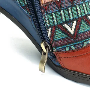 Detaillierte Makroansicht von Vintage-Ethno-Stiefeln mit Bronze-Reißverschluss und Webstoff