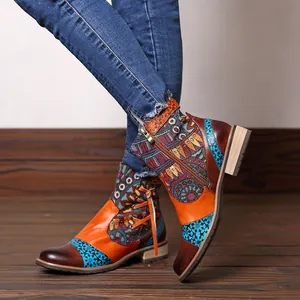 Detalle de botines vintage de estilo bohemio con jacquard floral y cremallera lateral
