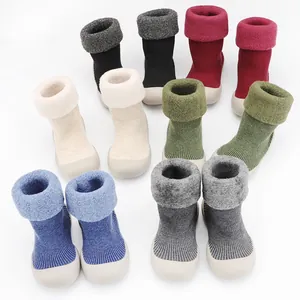 Scarpe a calzino lavorate a maglia calde per neonati con suole in gomma morbida per l'inverno.