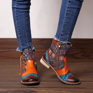 Primer plano de botines de cuero con estampado bohemio vintage y cremallera lateral