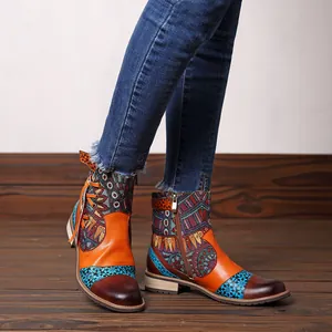 Vista detallada de botines jacquard retro para mujer con estampados étnicos y cremallera lateral