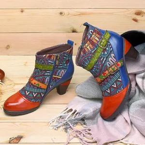 Detailansicht von handgefertigten Vintage-Stiefeletten mit buntem Leder und ethnischem Muster