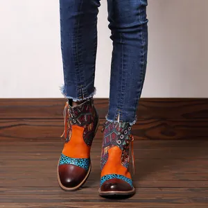 Detalle de botas jacquard vintage con borla y cremallera lateral en modelo