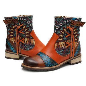 Botas jacquard bohemias vintage con patchwork de cuero y estampados florales.