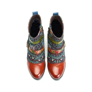 Draufsicht auf handgefertigte Retro-Stiefel im Ethno-Stil mit bunten Stickmustern