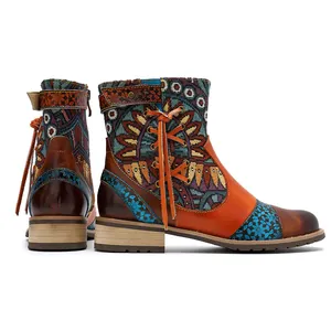 Botas de jacquard vintage para mujer con flecos y cremallera sobre fondo blanco.
