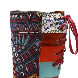 Κοντινό πλάνο από μπότες patchwork Bohemian με πολύχρωμο δέρμα και υφαντό ύφασμα