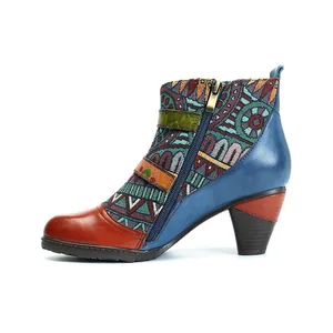 Retro Damen-Stiefeletten im Ethno-Stil mit bunten geometrischen Mustern und Absatz