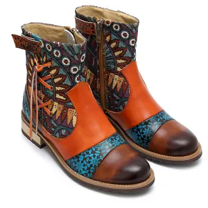 Primer plano de botas jacquard vintage con patrones étnicos coloridos y cremallera