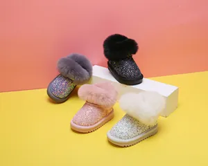 Detailansicht von glitzernden Baby-Schneestiefeln mit flauschigem Kunstfellfutter in vier Farben