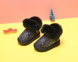 Detailansicht der schwarzen Glitzer-Schneestiefel für Kleinkinder mit Kunstfellbesatz